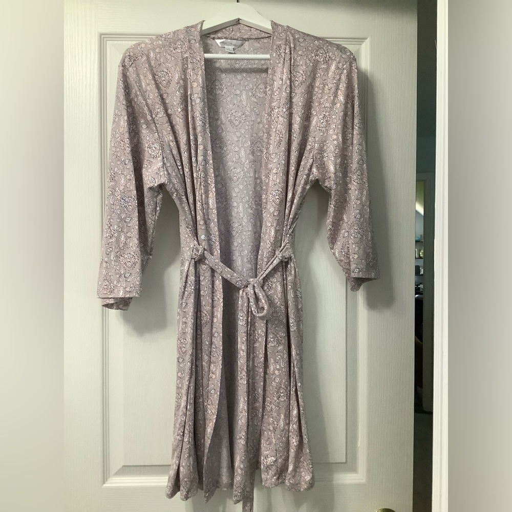 Women’s robe. Lightweight 3/4 sleeve.  Marilyn Monroe brand. Size L pink print